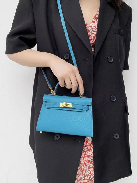 new kelly bag is the second generation portable one shoulder messenger mini lock bag
new kelly bag is the second generation portable one shoulder messenger mini lock bag