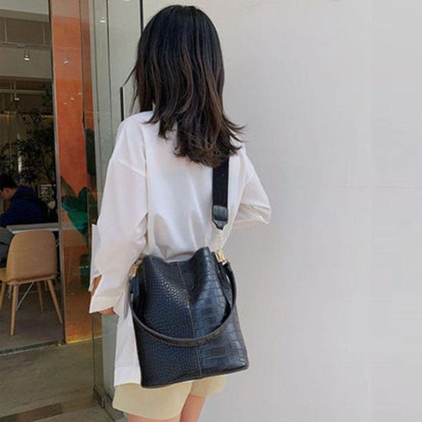 cross body 2021 wild shoulder bucket bag large capacity broadband cross-body office girl super fire ins tote pu
cross body 2021 wild shoulder bucket bag large capacity broadband cross-body office girl super fire ins tote pu