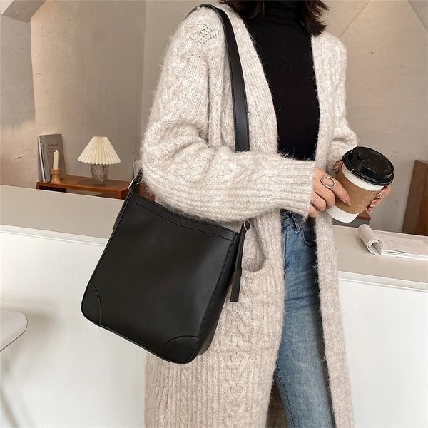 popular simple female daily bag fashion solid color handbag women retro large capacity shoulder handle bags
popular simple female daily bag fashion solid color handbag women retro large capacity shoulder handle bags