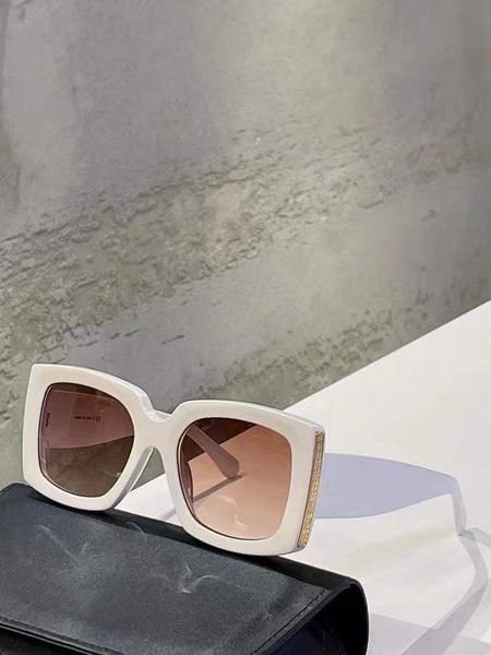 sunglasses for men and women designer summer style 5435 anti-ultraviolet retro plate square full frame fashion random box 11, White;black
sunglasses for men and women designer summer style 5435 anti-ultraviolet retro plate square full frame fashion random box 11, White;black