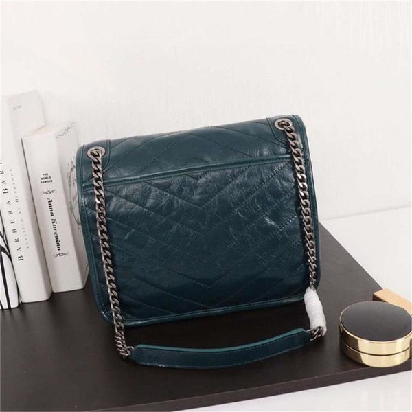 2020 new style women's bag classic style oil wax leather niki postman bag double chain single shoulder fashion design luxury
2020 new style women's bag classic style oil wax leather niki postman bag double chain single shoulder fashion design luxury