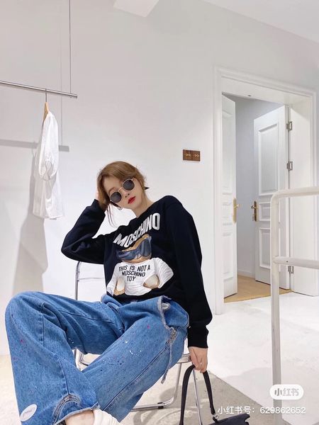 1022 2020 brand same style regular long sleeve sweater black white crew new letter sweater qian
1022 2020 brand same style regular long sleeve sweater black white crew new letter sweater qian