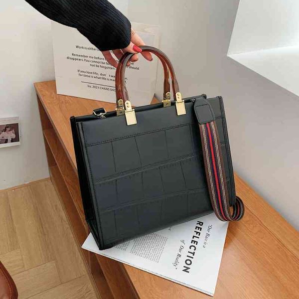 2022 latest handbag factory store september business briefcase women's single shoulder portable
2022 latest handbag factory store september business briefcase women's single shoulder portable