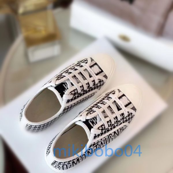 2021 high-quality classic ladies walk'n'dio sneakers black and white houndstooth embroidery 30 montaigne casual shoes gray low-san
2021 high-quality classic ladies walk'n'dio sneakers black and white houndstooth embroidery 30 montaigne casual shoes gray low-san