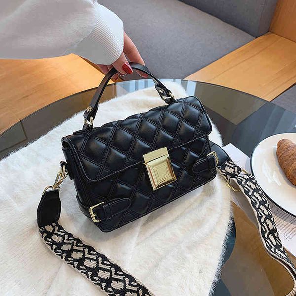 2022 factory wholesale lingge texture hand women's fashion single wide shoulder belt messenger small square bag
2022 factory wholesale lingge texture hand women's fashion single wide shoulder belt messenger small square bag