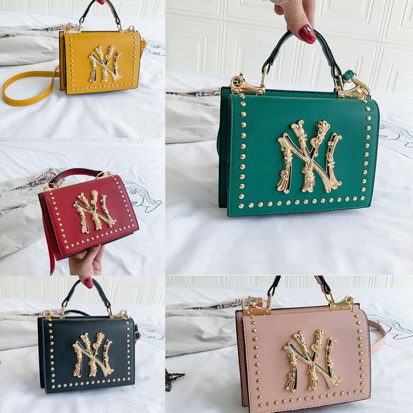 2020 new chain chain handbag versatile metal lettered decorative one shoulder straddle bag fashion lady's handbag pc9ps
2020 new chain chain handbag versatile metal lettered decorative one shoulder straddle bag fashion lady's handbag pc9ps