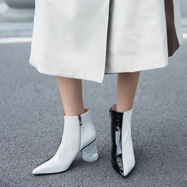 2020 new autumn and winter pointed toe fashion boots cow leather silver crystal heel black and white color matching boots women
2020 new autumn and winter pointed toe fashion boots cow leather silver crystal heel black and white color matching boots women