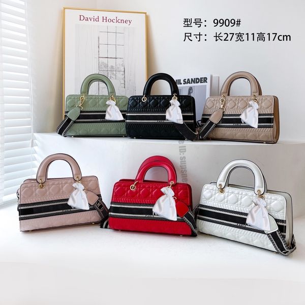 women shoulder bag luxury handbags 2022 new womens hand embroidery princess net red fashion trend letter messenger bag supsneaker 
women shoulder bag luxury handbags 2022 new womens hand embroidery princess net red fashion trend letter messenger bag supsneaker