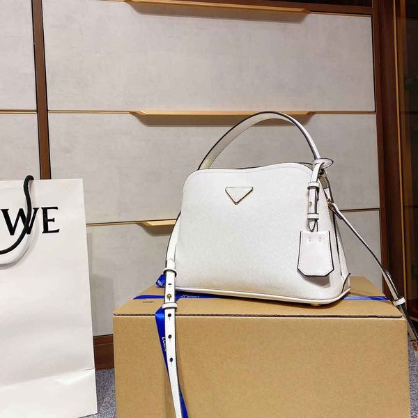 famous stylist women's bag 20aw new female desingers high quaity handbags lady simple casual clutch bags style 5-color available
famous stylist women's bag 20aw new female desingers high quaity handbags lady simple casual clutch bags style 5-color available