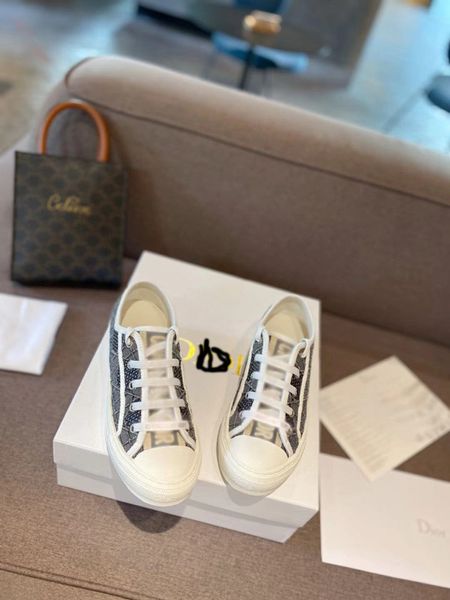 2021 new quality classic ladies walk'n sneakers black and white houndstooth embroidery montaigne casual shoes gray low-canvas shoes
2021 new quality classic ladies walk'n sneakers black and white houndstooth embroidery montaigne casual shoes gray low-canvas shoes