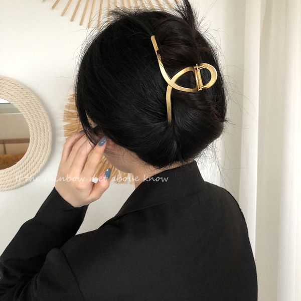 large hairpin female french style korean ins temperament elegant metal back scoop shark chuck hair ornament
large hairpin female french style korean ins temperament elegant metal back scoop shark chuck hair ornament