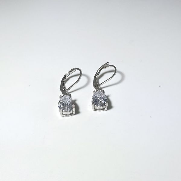 earrings luxury designer earrings this edgy clip huggie makes a shiny statement thanks to a baguette crystal, Golden;silver
earrings luxury designer earrings this edgy clip huggie makes a shiny statement thanks to a baguette crystal, Golden;silver