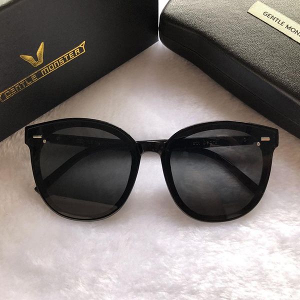 2021 women gentle designer elegant sunglasses fashion lady retro round frame sunglass popular eyewear box package six bears, White;black
2021 women gentle designer elegant sunglasses fashion lady retro round frame sunglass popular eyewear box package six bears, White;black