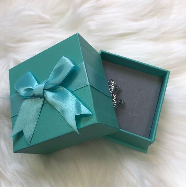 fashion designer stud earrings for women jewelry with shining crystal cz diamond letter style earrings for party wedding with gift box, Golden;silver
fashion designer stud earrings for women jewelry with shining crystal cz diamond letter style earrings for party wedding with gift box, Golden;silver