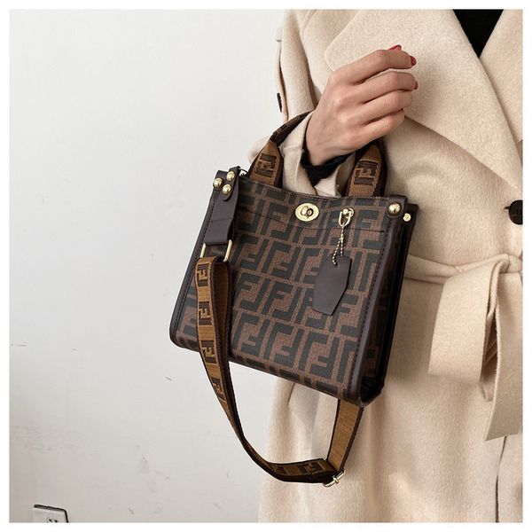big new korean fashion atmosphere handbag simple versatile large capacity women's tote bag
big new korean fashion atmosphere handbag simple versatile large capacity women's tote bag