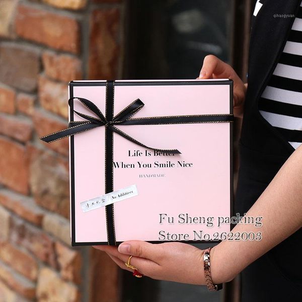 20*20*6.8cm pink color cake sugar paper box with black edge,candy biscuit box, packaging gift square boxes 100pcs/lot1
20*20*6.8cm pink color cake sugar paper box with black edge,candy biscuit box, packaging gift square boxes 100pcs/lot1