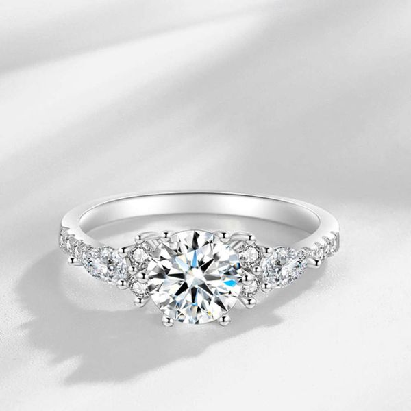 Luxurys Designers Fashion Jz331 new imitation Mossan women's ring 1.25 C diamond ring, Silver
Luxurys Designers Fashion Jz331 new imitation Mossan women's ring 1.25 C diamond ring, Silver