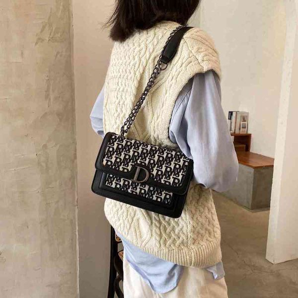 2022 factory wholesale new model hbags women's autumn single shoulder messenger is fashionable versatile, personalized trend, simple an, Black;red
2022 factory wholesale new model hbags women's autumn single shoulder messenger is fashionable versatile, personalized trend, simple an, Black;red