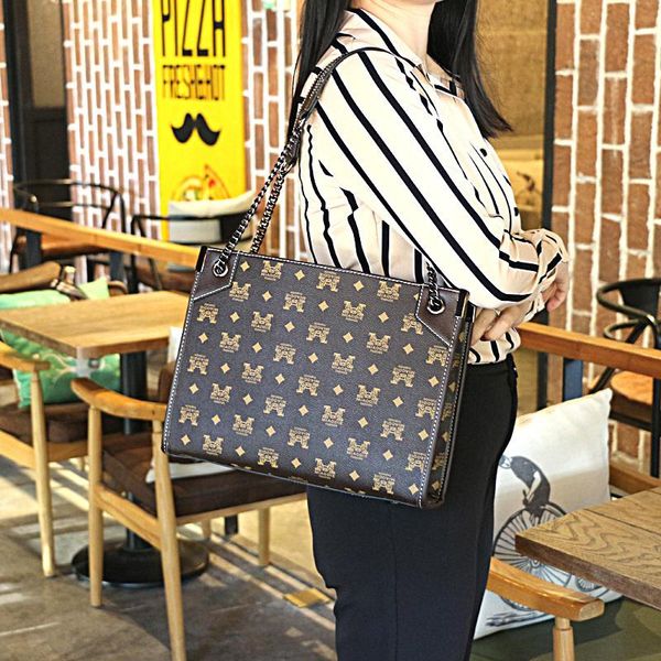 large capacity handbag chain bag fashion print messenger bag large luxury handbag designer exclusive design chain 
large capacity handbag chain bag fashion print messenger bag large luxury handbag designer exclusive design chain