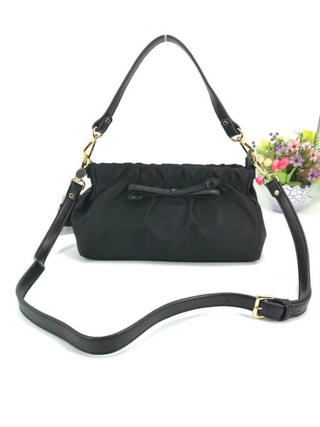 2022 new imported waterproof oxford cloth with cowhide fashion bow bag a112 
2022 new imported waterproof oxford cloth with cowhide fashion bow bag a112