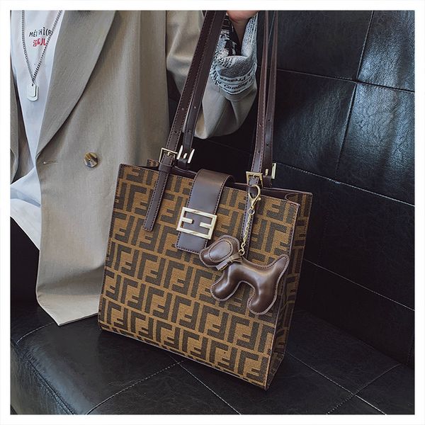 new business commuting fashion temperament korean single shoulder underarm tote women's bag
new business commuting fashion temperament korean single shoulder underarm tote women's bag