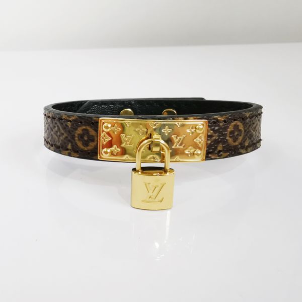 luxury jewelry women leather designer bracelets with gold lock hardware flower pattern stainless steel mens bangle fashion style sale, Golden;silver
luxury jewelry women leather designer bracelets with gold lock hardware flower pattern stainless steel mens bangle fashion style sale, Golden;silver