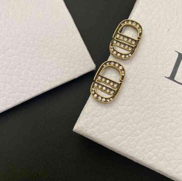new brilliant diamonds inlaid shiny silver needle earrings for women's mini gold classic earrings, Golden;silver
new brilliant diamonds inlaid shiny silver needle earrings for women's mini gold classic earrings, Golden;silver