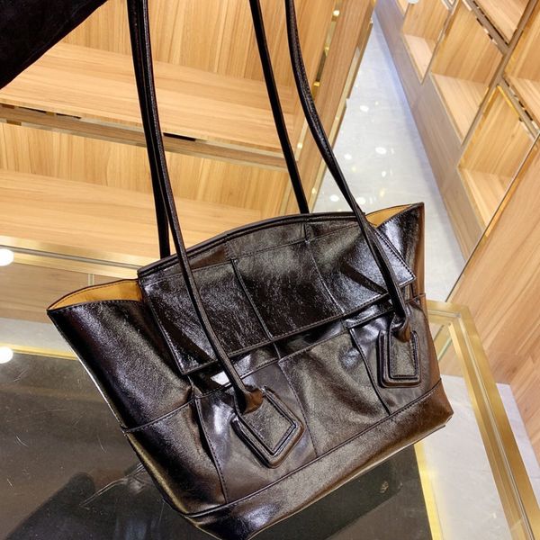 lady shoulder tote bag women crossbow bag crsoft pure leather handbag simple lines black high quality
lady shoulder tote bag women crossbow bag crsoft pure leather handbag simple lines black high quality