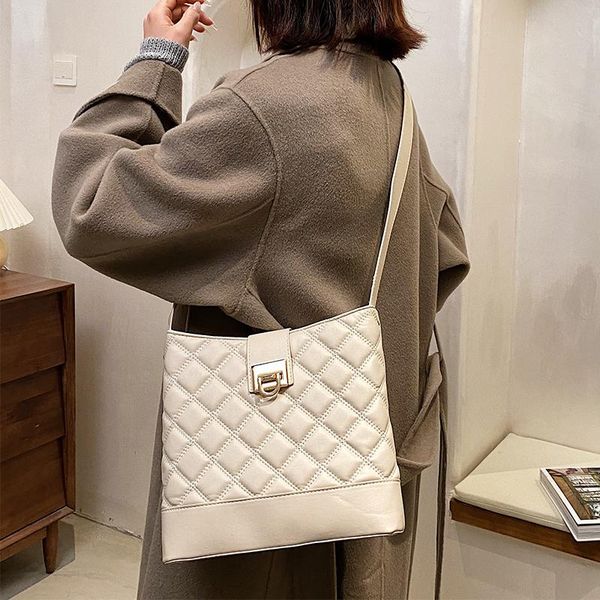 shoulder bags diamond lattice lock bucket bag for women's classic pu wide strap with thread ladies solid color crossbody handbags
shoulder bags diamond lattice lock bucket bag for women's classic pu wide strap with thread ladies solid color crossbody handbags