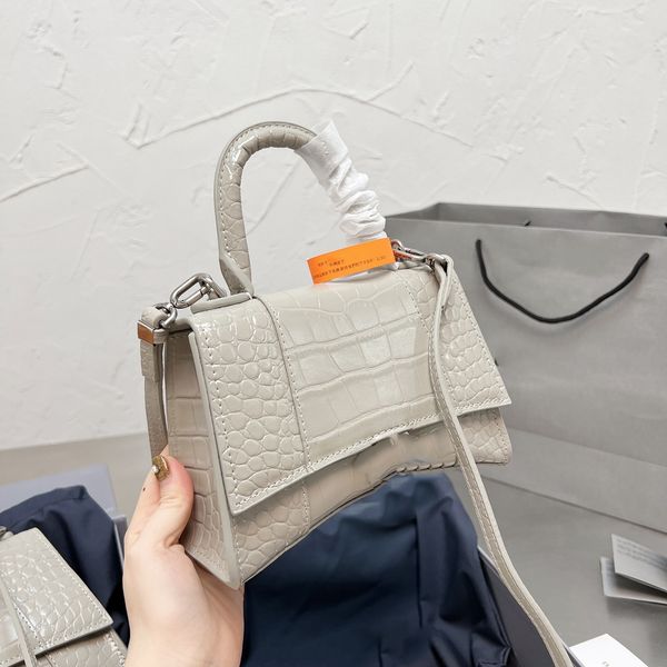 lady bags designer hourglass-shaped bags design handbag half-moon-bag fashion luxury classic bag simple contracted purse matte women totes h
lady bags designer hourglass-shaped bags design handbag half-moon-bag fashion luxury classic bag simple contracted purse matte women totes h