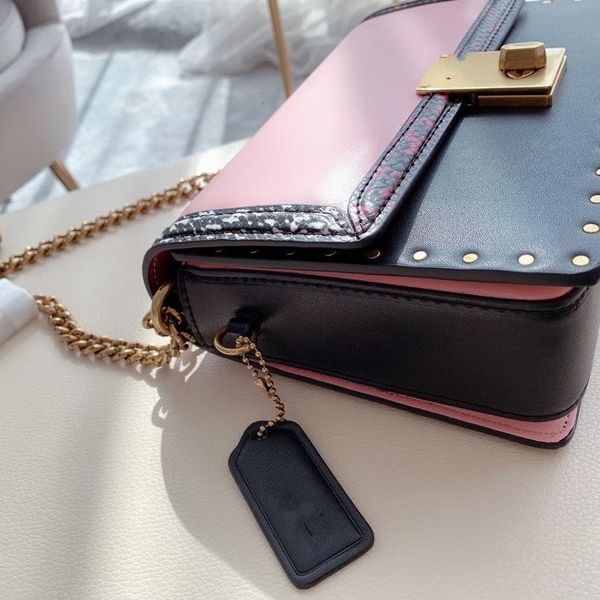 2021 new snake hatton single shoulder slung chain printing versatile fashion women's bag
2021 new snake hatton single shoulder slung chain printing versatile fashion women's bag
