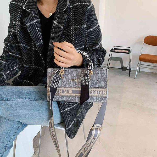 2022 factory wholesale new model spring and summer canvas silk scarf small square bag portable single shoulder diagonal straddle
2022 factory wholesale new model spring and summer canvas silk scarf small square bag portable single shoulder diagonal straddle