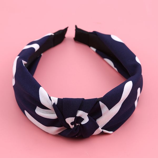korean version of the new fabric letters tied in the middle of black side wide-brimmed headband ladies hair accessories
korean version of the new fabric letters tied in the middle of black side wide-brimmed headband ladies hair accessories