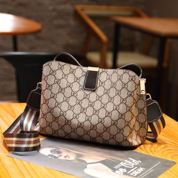 vgdxd cross 2020 spring new strap wide belt bag bucket shoulder bagnet red foreign style large capacity versatile women's shoulder bag
vgdxd cross 2020 spring new strap wide belt bag bucket shoulder bagnet red foreign style large capacity versatile women's shoulder bag
