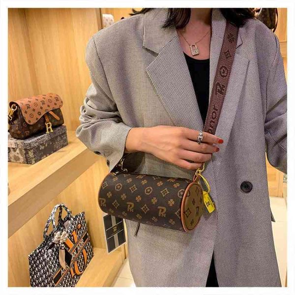 2022 factory wholesale fashion printed small cylinder backpack women's single oblique cross foreign temperament wide shoulder strap bag
2022 factory wholesale fashion printed small cylinder backpack women's single oblique cross foreign temperament wide shoulder strap bag