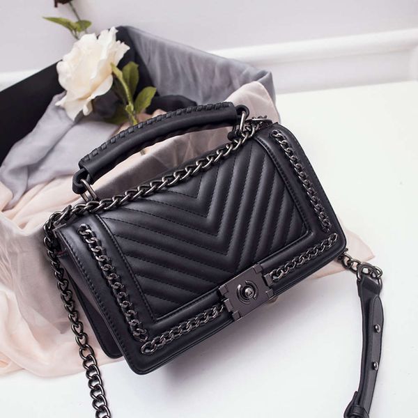 luxurys designers 2021 summer new xiaoxiangfeng embroidery sheepskin trend women's chain bag
luxurys designers 2021 summer new xiaoxiangfeng embroidery sheepskin trend women's chain bag