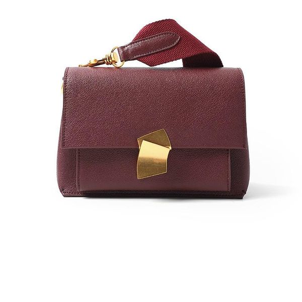 2020 new fashion minority design women cow leather bag retro hardware single shoulder bag flap designer high quality
2020 new fashion minority design women cow leather bag retro hardware single shoulder bag flap designer high quality
