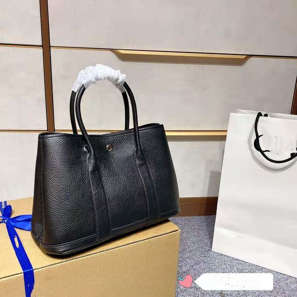 designer designed high-quality classic cowhide women's handbag with slant hanging bag, fashionable and versatile. size: 31cm * 21cm
designer designed high-quality classic cowhide women's handbag with slant hanging bag, fashionable and versatile. size: 31cm * 21cm