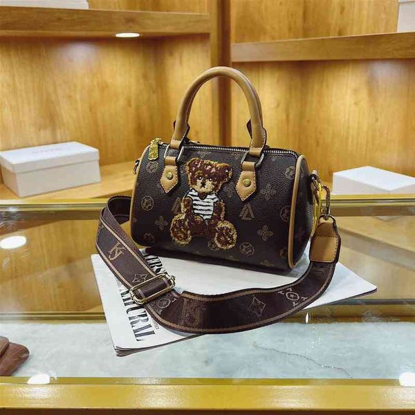 2022 factory wholesale women's fashion high-capacity single shoulder messenger bag hand boston small square bag
2022 factory wholesale women's fashion high-capacity single shoulder messenger bag hand boston small square bag