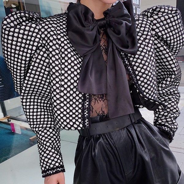 ruched plaid coat for women o neck puff sleeve short female coat streetwear autumn fashion new clothing 2021, Black;brown
ruched plaid coat for women o neck puff sleeve short female coat streetwear autumn fashion new clothing 2021, Black;brown