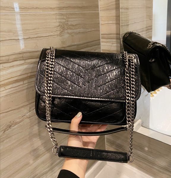 the new girls handbags are made of leather, classic and durable, with gift box packaging, with a logo size of 28cm
the new girls handbags are made of leather, classic and durable, with gift box packaging, with a logo size of 28cm