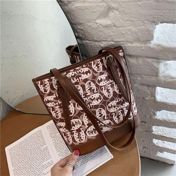 kclwb commuter bag 2020 autumn erke handcommuter hand and winter new fashion women's large capacity letter printing hand bag trendy tot
kclwb commuter bag 2020 autumn erke handcommuter hand and winter new fashion women's large capacity letter printing hand bag trendy tot
