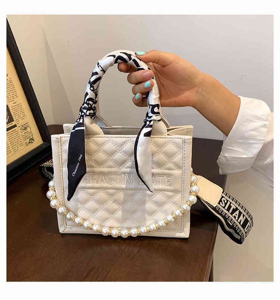 large capacity handbag fashion lingge messenger autumn and winter simple one shoulder tote
large capacity handbag fashion lingge messenger autumn and winter simple one shoulder tote