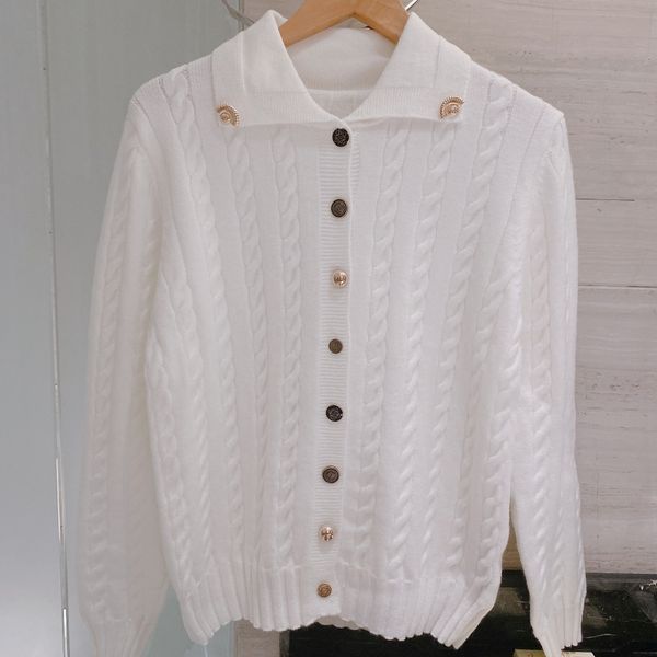 1112 2020 autumn brand same style long sleeve lapel neck white black kint sweate women clothes qixuann
1112 2020 autumn brand same style long sleeve lapel neck white black kint sweate women clothes qixuann