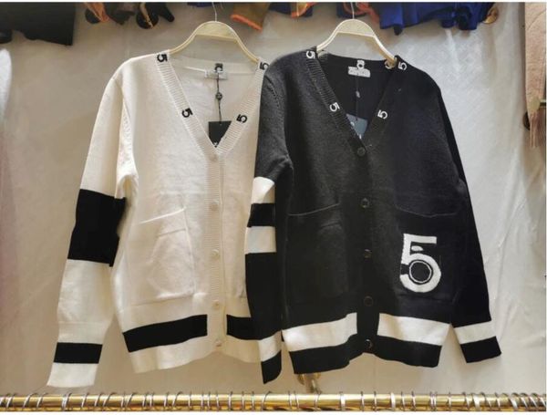 autumn/winter 2021 women's sweaters version of the fashion trendfront and rear embroidered mahua knitting cardigan sweater, White;black
autumn/winter 2021 women's sweaters version of the fashion trendfront and rear embroidered mahua knitting cardigan sweater, White;black