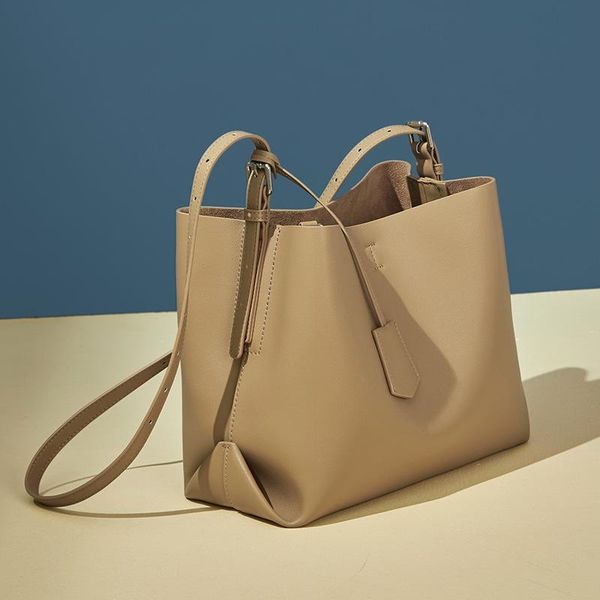 autumn and winter 2020 new cowhide women's bag fashion large capacity bucket bag trend one shoulder cross over retro
autumn and winter 2020 new cowhide women's bag fashion large capacity bucket bag trend one shoulder cross over retro