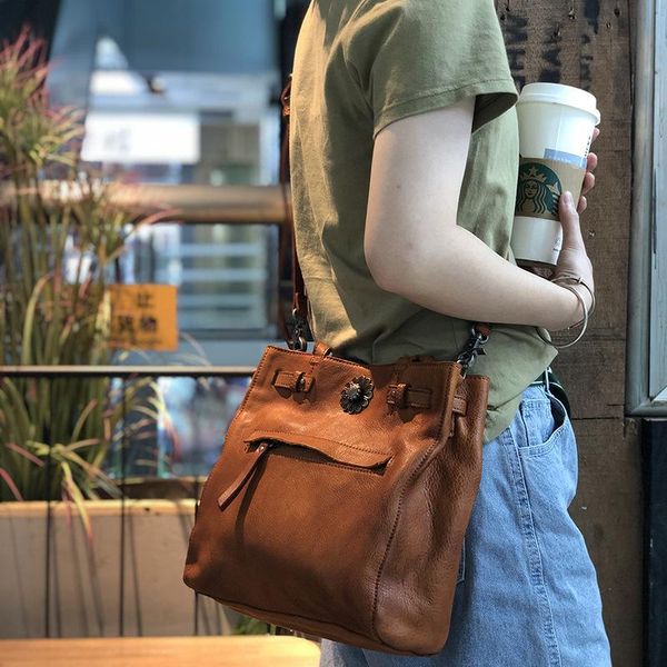 2020 new retro handmade bag messenger bag fashion large capacity simple soft leather shoulder portable female
2020 new retro handmade bag messenger bag fashion large capacity simple soft leather shoulder portable female