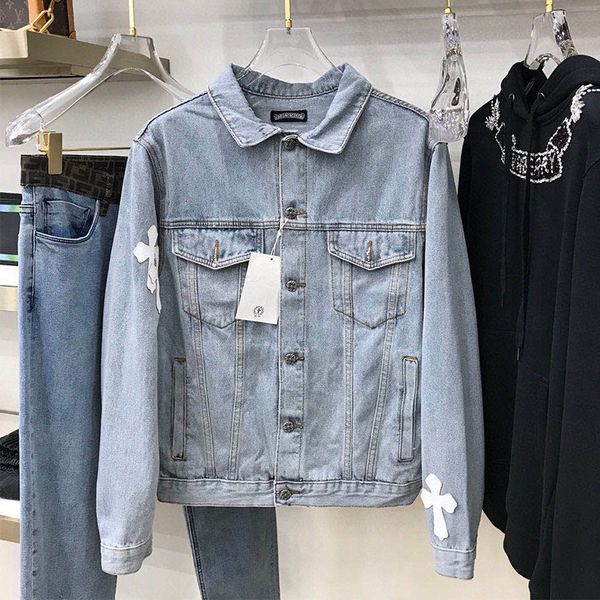 осень и зима 2020 модный бренд crisin sanskrit cross вышивка светло-голубой джинсовая куртка для мужчин, Black 
осень и зима 2020 модный бренд crisin sanskrit cross вышивка светло-голубой джинсовая куртка для мужчин, Black