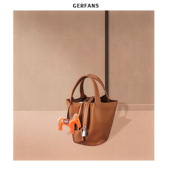 2019 leather bucket lychee grain head, simple and versatile hand bag, classic vegetable basket bag
2019 leather bucket lychee grain head, simple and versatile hand bag, classic vegetable basket bag