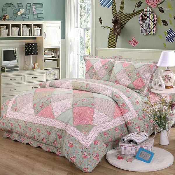 quality floral patchwork quilt set 3pcs quilted bedding cotton quilts bed covers aircondition bedspread king size coverlet1
quality floral patchwork quilt set 3pcs quilted bedding cotton quilts bed covers aircondition bedspread king size coverlet1